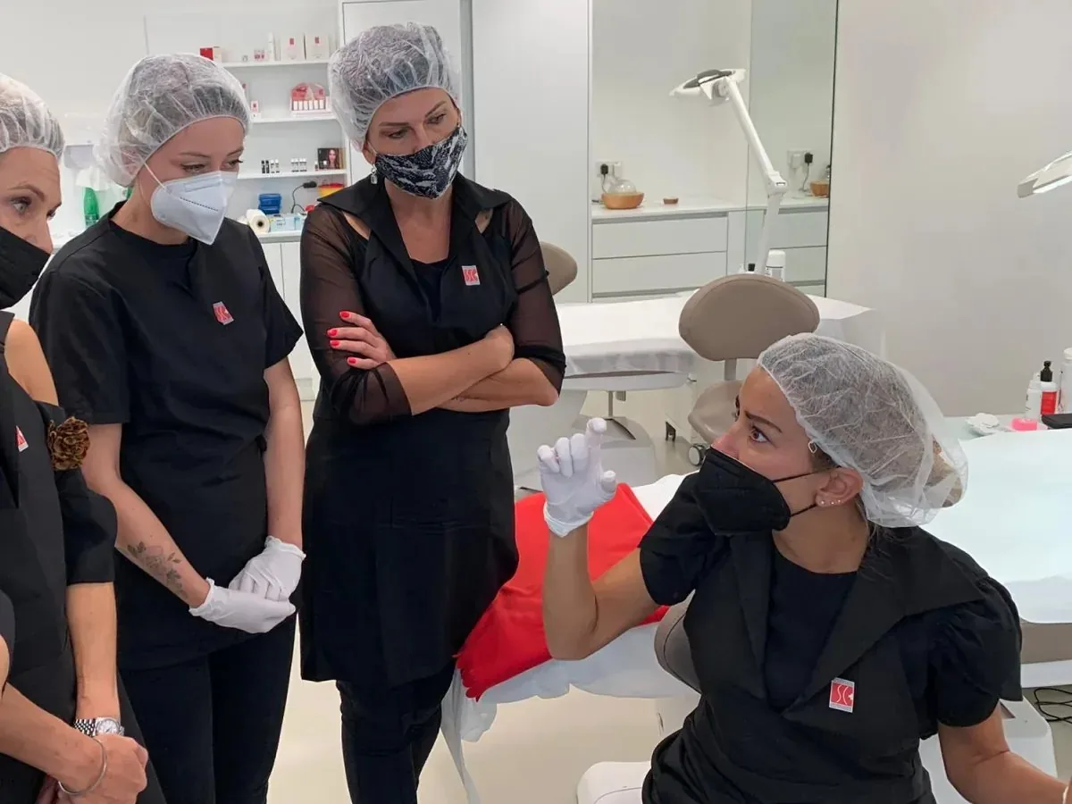 Profesionales en formación observan un procedimiento de la fundación
